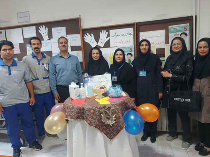 به مناسبت روز جهانی بهداشت دست،رئیس و مدیر و مترون مرکز به همراه کارشناس کنترل عفونت این روز را گرامی داشتند.